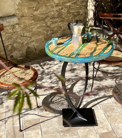 Table haute de bistro avec pieds métallique avec plateau bois et résine époxy dégradée bleue - vert.