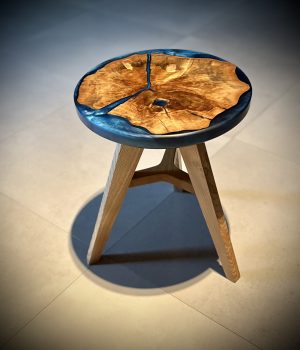 Tabouret créee à partir de la souche d'un client avec mélange de résine époxy.