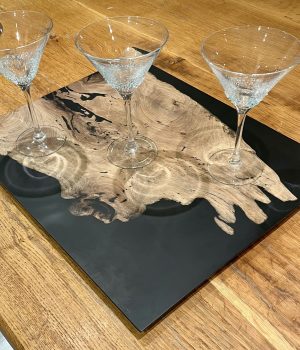 Plateau de présentation en bois et résine époxy noir profond.