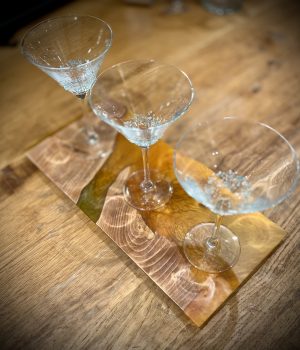 Plateau de présentation en bois avec mélange de résine époxy.