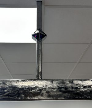 Barre de training en métal de 3.50m de long. Encoches métallique de support  avec renfort au plafond surmonté d'un losange en résine époxy.