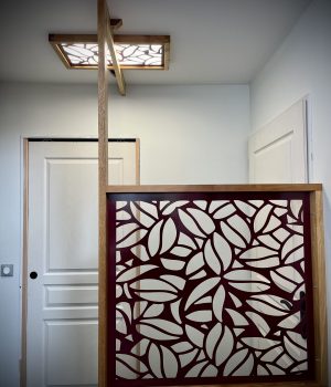 Garde Corps pour sublimer un escalier en bois et métal. Luminaire intégré au design. Motif personnalisable et découpé dans la tôle d'acier.