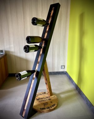 Un présentoir en bois massif et acier. Un véritable meuble de décoration pour mettre en valeur vos plus belles bouteilles. L'écriture sur l'embase est personnalisable.