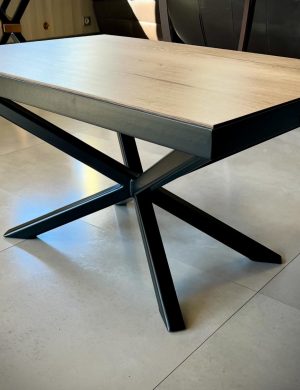 Une table basse épurée et coordonnée avec le style de la cuisine de mon client. Pieds en acier et plateau en bois du même plan de travail de sa cuisine.