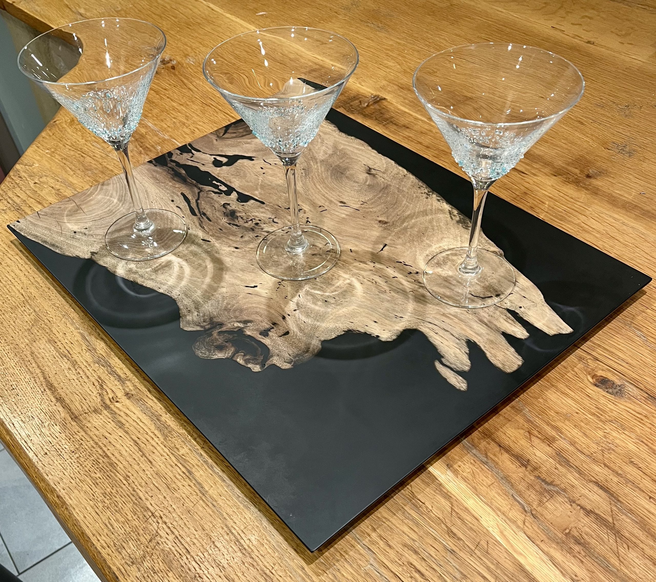 Plateau de présentation en bois et résine époxy noir profond.