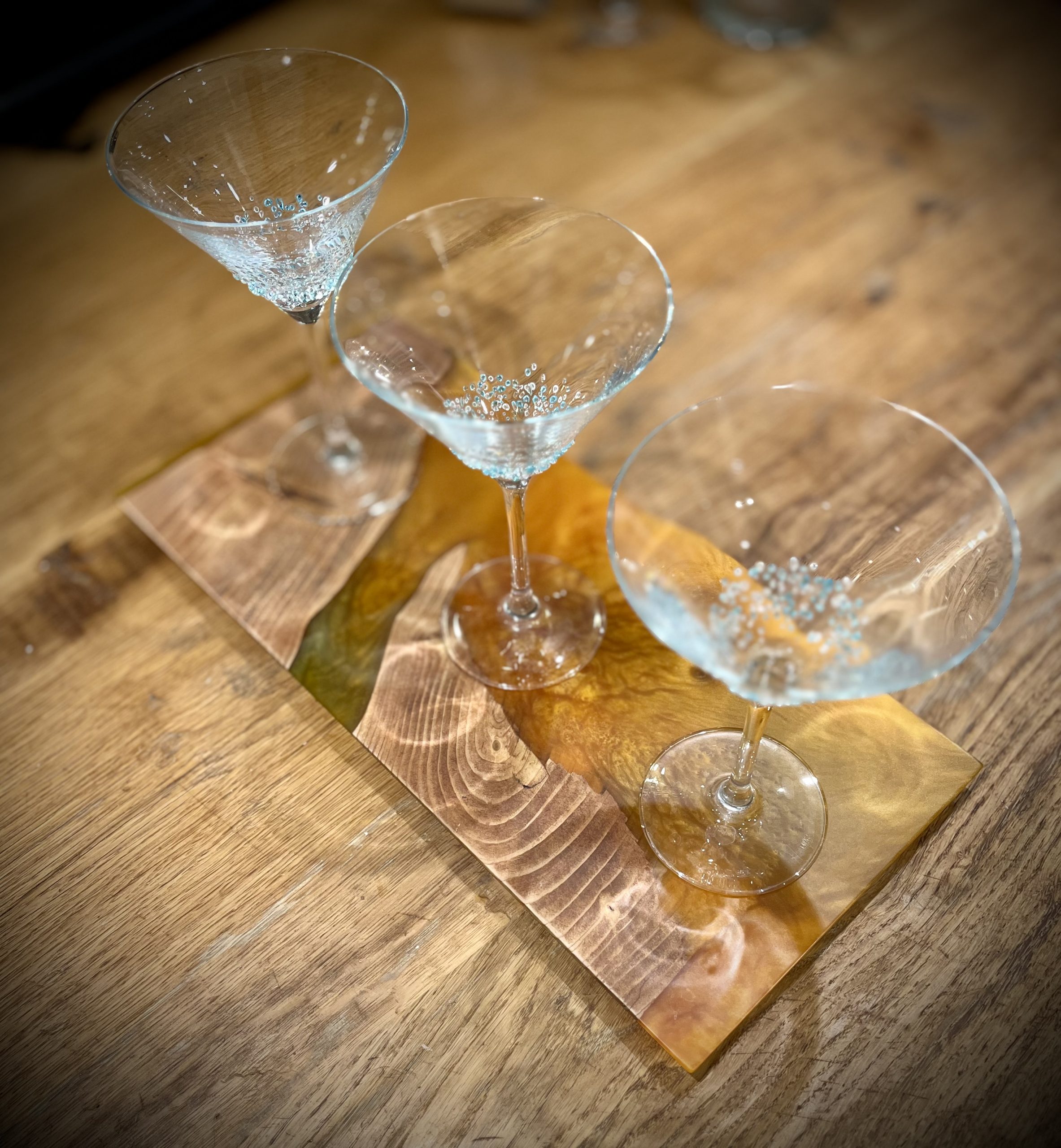 Plateau de présentation en bois avec mélange de résine époxy.