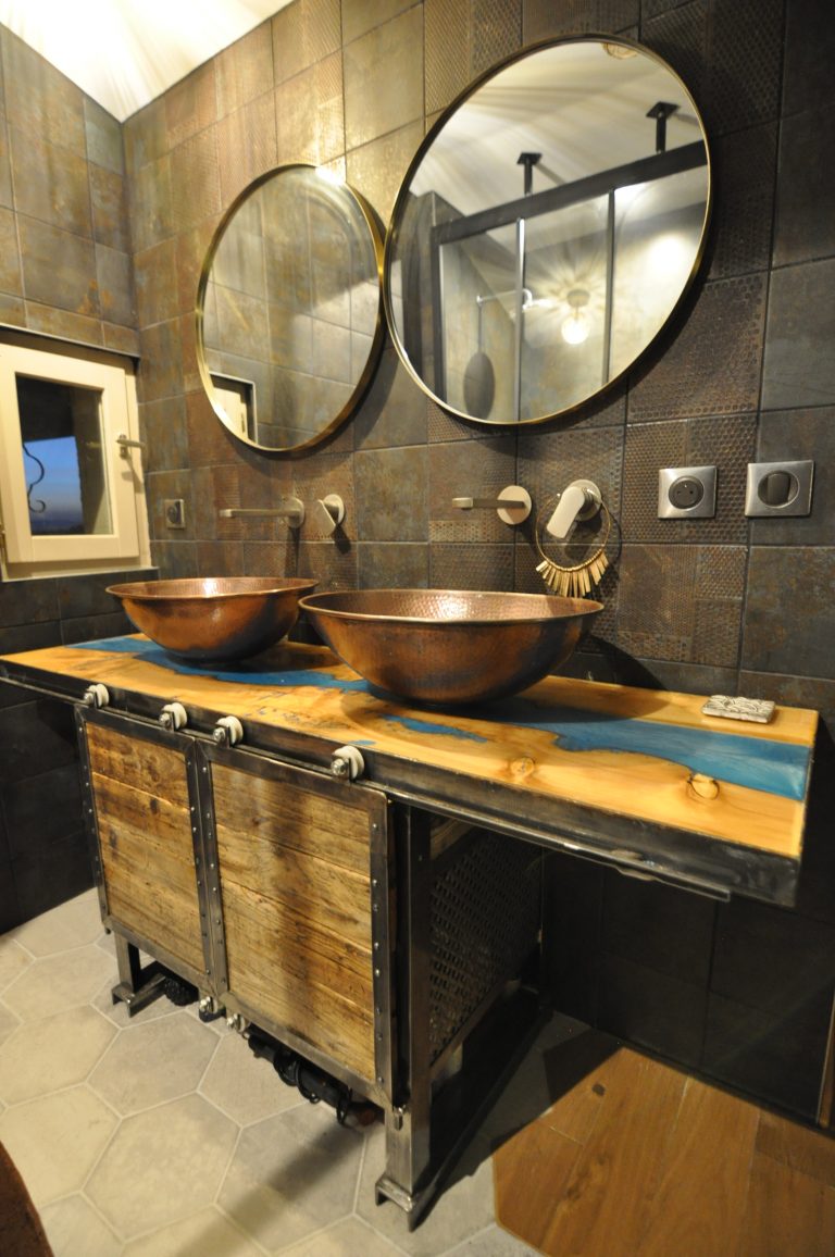 Meuble de salle de bain mélangeant bois, métal et résine époxy. Porte à galandage pour la partie sous meuble.