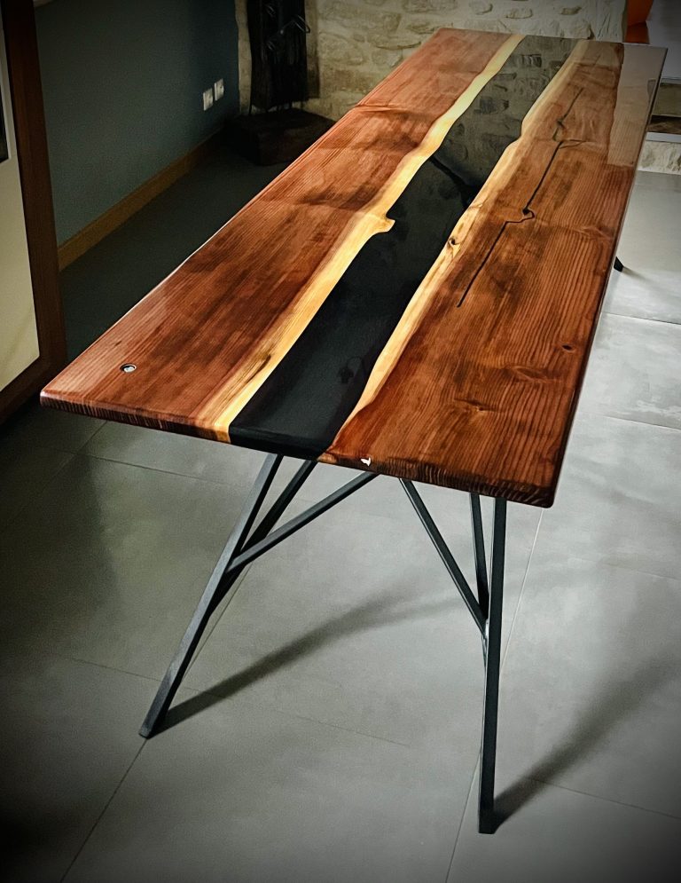 Table de 3m de long, pieds métallique, plateau bois avec rivière en résine époxy violet foncé.