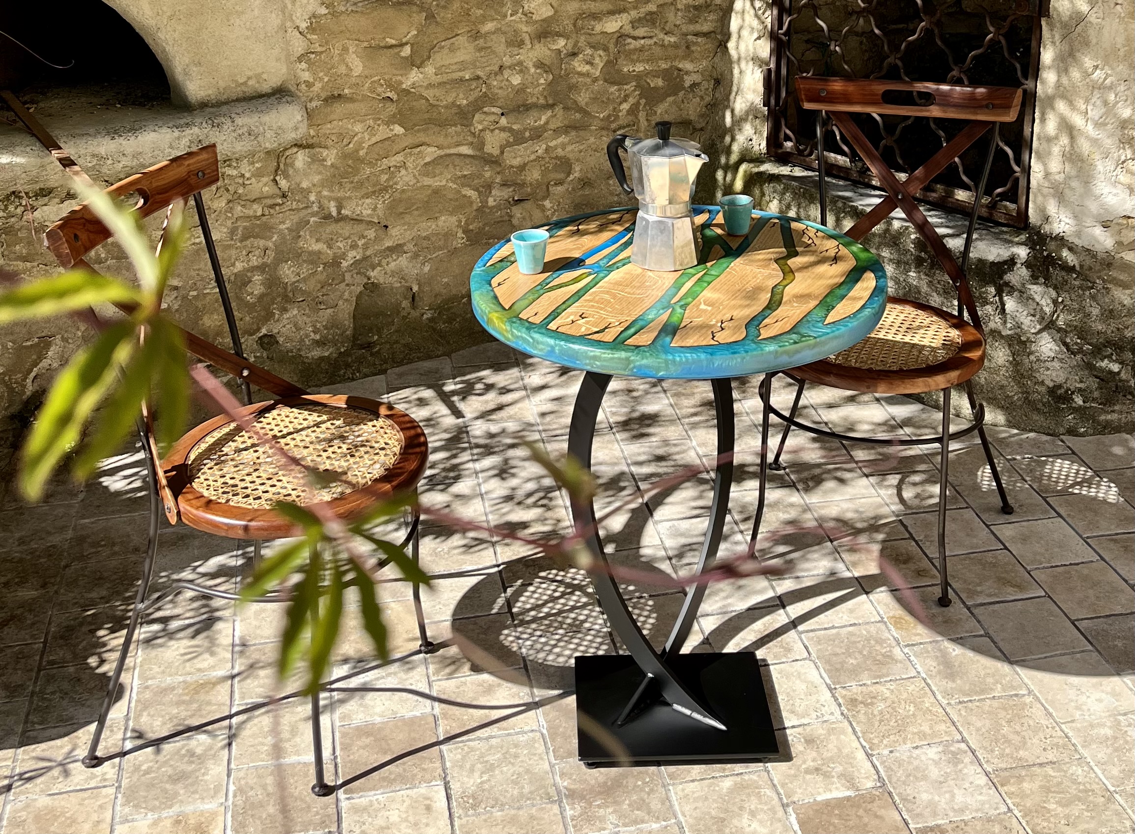 Table haute de bistro avec pieds métallique avec plateau bois et résine époxy dégradée bleue - vert.