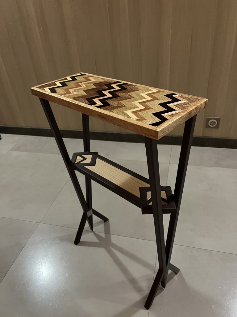 Guéridon en lamelles de bois collées, pieds en métal recouvert de peinture mate.