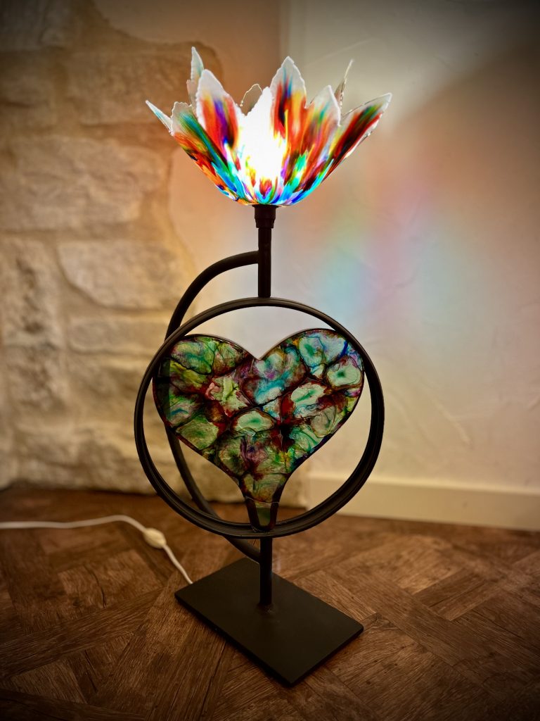 Lampe façonnée avec du métal et peint, abat-jour en résine époxy.