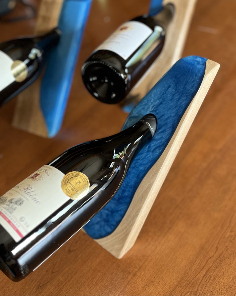 Porte bouteille en bois et résine époxy bleue.