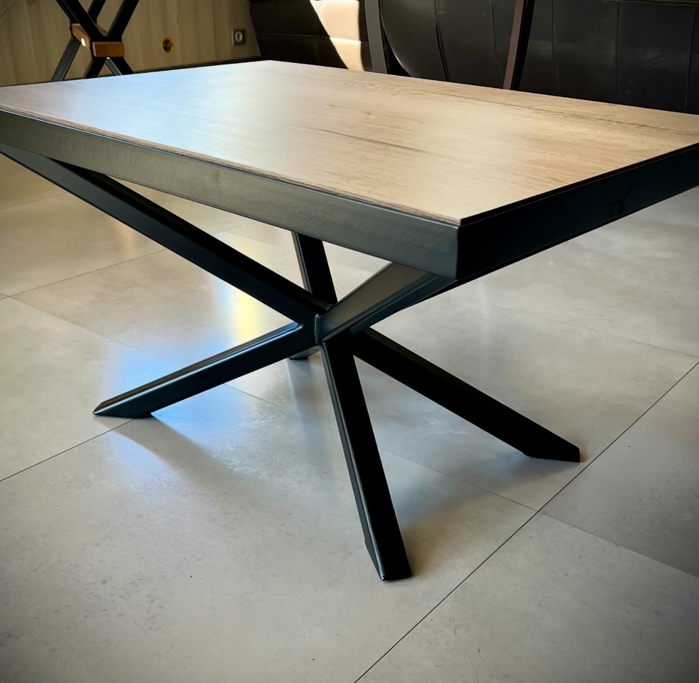 Une table basse épurée et coordonnée avec le style de la cuisine de mon client. Pieds en acier et plateau en bois du même plan de travail de sa cuisine.